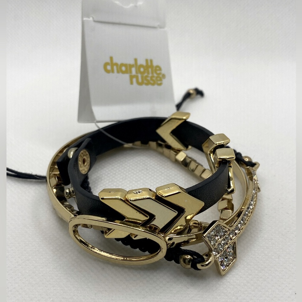 Pretty bracelet in gold and black faux leather with cute details